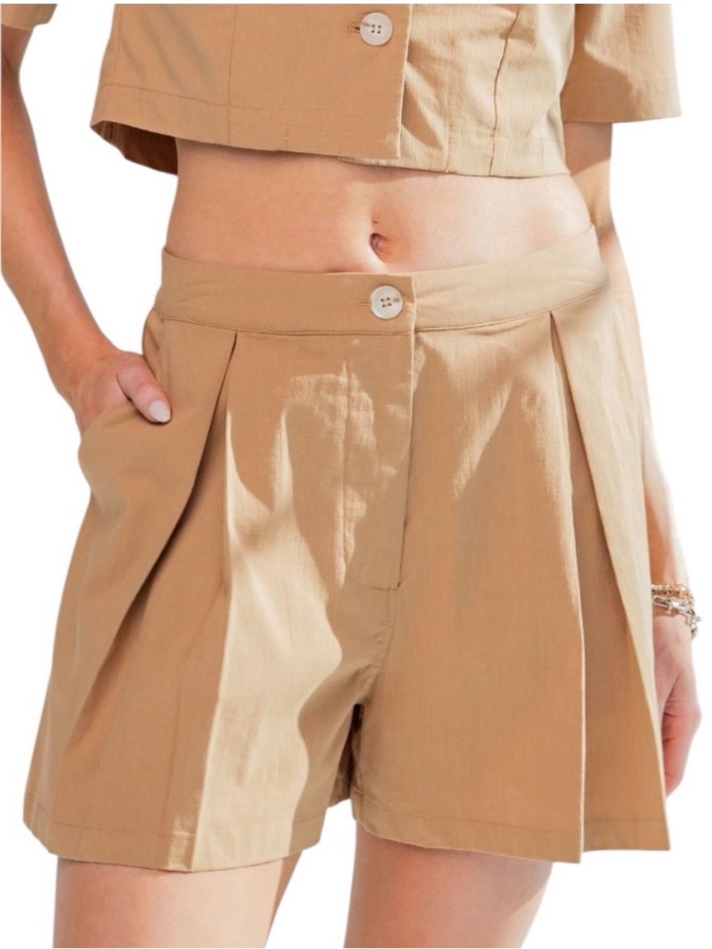 EASEL NWT  HIGH-WAIST PLEATED LATTE SHORTS